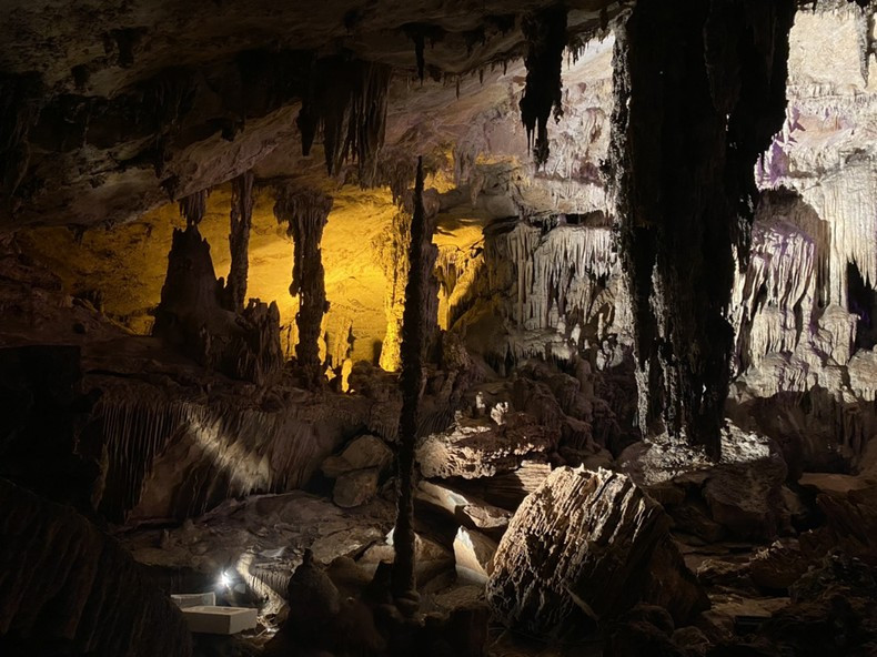 В пещере Хуама в Национальном парке Бабэ были добавлены источники освещения, чтобы посетители могли полюбоваться ее уникальными пейзажами. В пещере Хуама в Национальном парке Бабэ были добавлены источники освещения, чтобы посетители могли полюбоваться ее уникальными пейзажами.