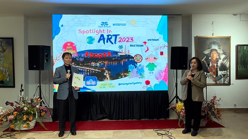 Посол Вьетнама в Монголии Зоан Кхань Там (слева) выступает на мероприятии. Посол Вьетнама в Монголии Зоан Кхань Там (слева) выступает на мероприятии.