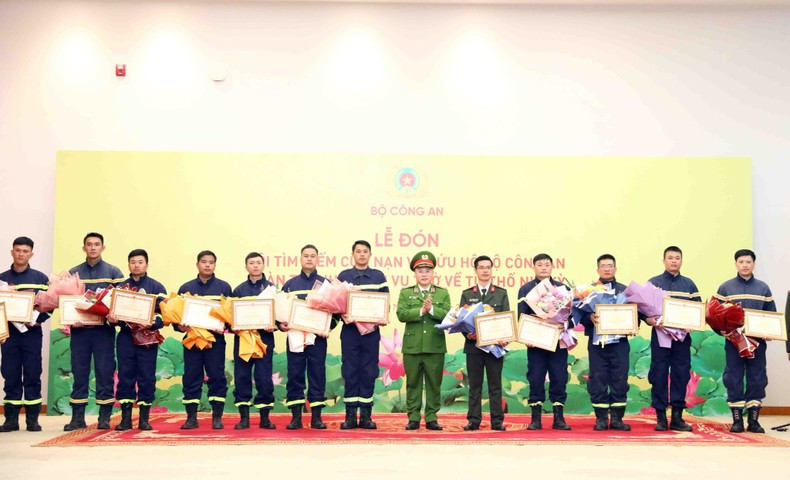 Вручение похвальных грамот членам рабочей группы МОБ. Фото: Тхань Ха Вручение похвальных грамот членам рабочей группы МОБ. Фото: Тхань Ха