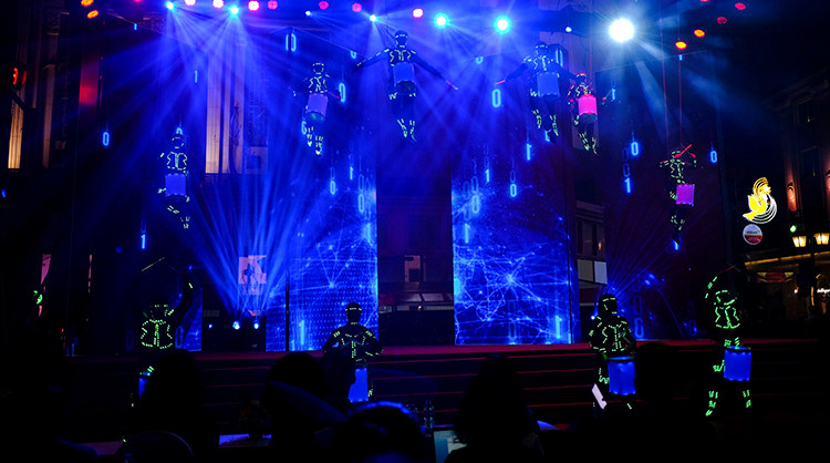 Звуковое и световое шоу на открытии Get on Hanoi 2023.