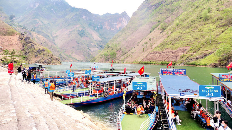 Местные жители в общине Пайлунг уезда Меовак катают туристов на лодке, что приносит им стабильные доходы. Местные жители в общине Пайлунг уезда Меовак катают туристов на лодке, что приносит им стабильные доходы.