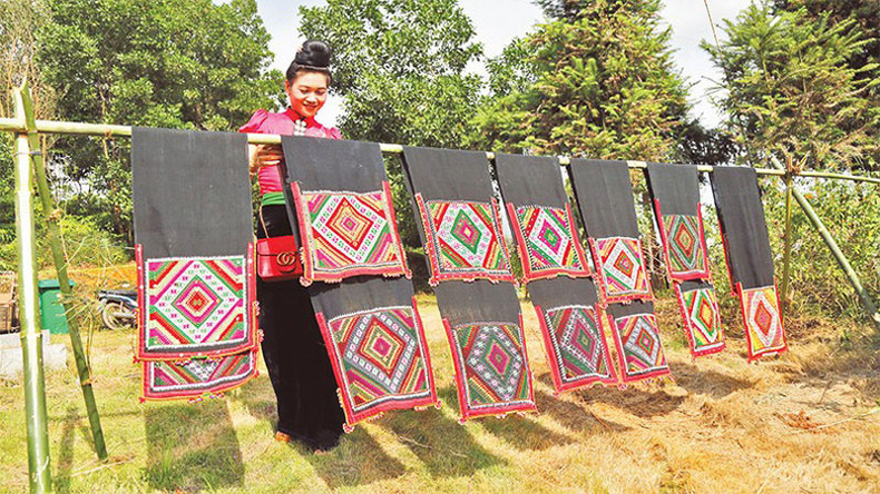 Платок «пиеу» является символом традиционной культуры народности Тхай. Платок «пиеу» является символом традиционной культуры народности Тхай.