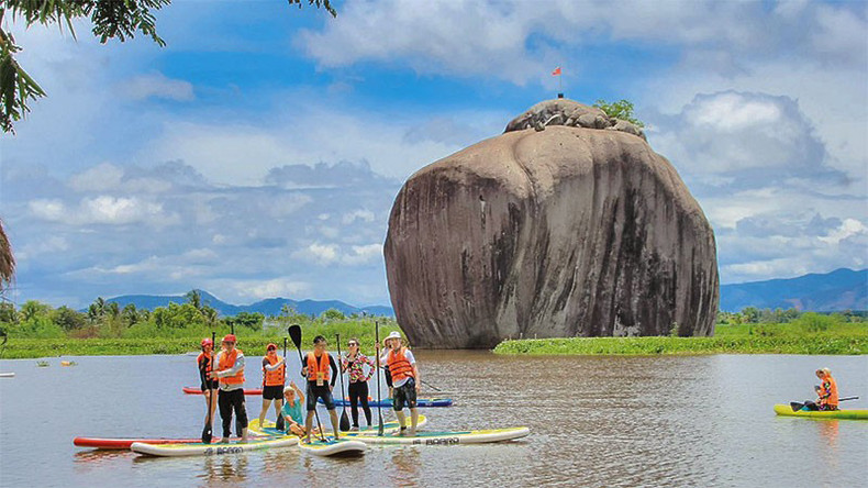 Туристы участвуют в экотуре в уезде Динькуан провинции Донгнай. Туристы участвуют в экотуре в уезде Динькуан провинции Донгнай.