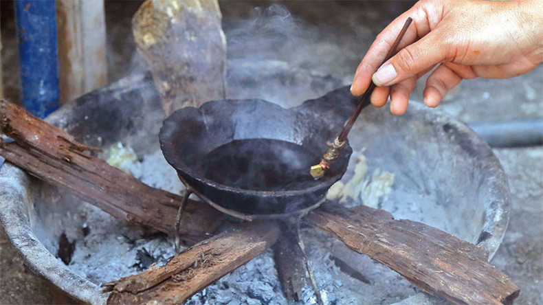 Пчелиный воск расплавляется. Пчелиный воск расплавляется.