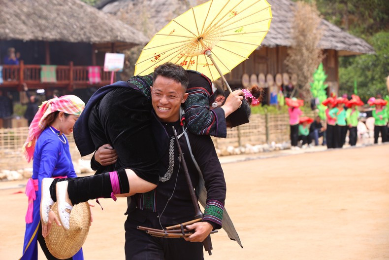 Номер по воссозданию обычая «похищения невест» у представителей народности Хмонг. Номер по воссозданию обычая «похищения невест» у представителей народности Хмонг.