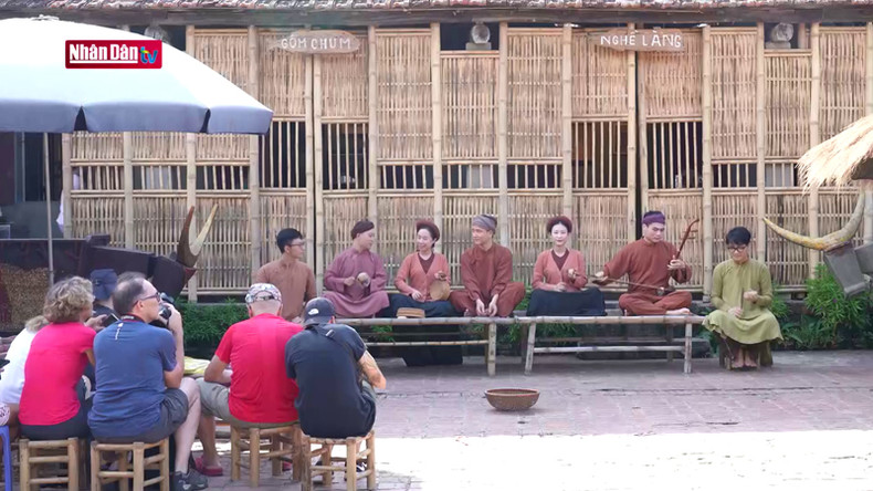 Исполнение пения «сам» в деревне Дыонглам.