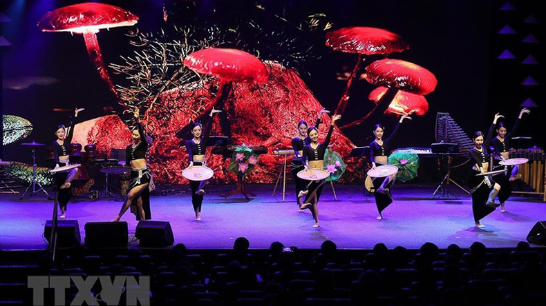 Номер на культурном и художественном обмене на тему «Вьетнам – разноцветная страна». Фото: ВИА Номер на культурном и художественном обмене на тему «Вьетнам – разноцветная страна». Фото: ВИА