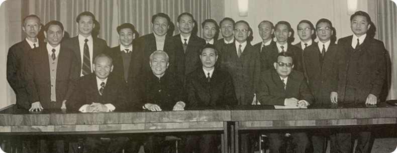 Специальный советник Ле Дык Тхо и члены делегации Демократической Республики Вьетнам на церемонии парафирования документов.