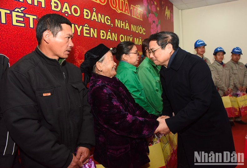 Премьер-министр Фам Минь Тьинь вручает подарки людям, имеющим заслуги перед Родиной, малоимущим в уезде Куангхоа. Премьер-министр Фам Минь Тьинь вручает подарки людям, имеющим заслуги перед Родиной, малоимущим в уезде Куангхоа.