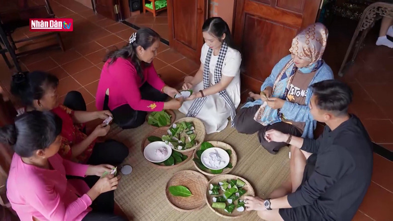 В хоумстей «Ут Тхюи» туристы могут вручную изготавливать народные десерты... В хоумстей «Ут Тхюи» туристы могут вручную изготавливать народные десерты...