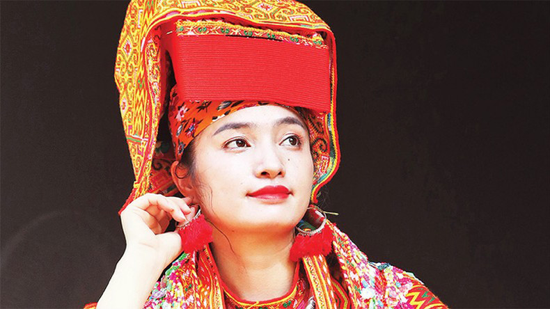 Девушка группы Заологанг (провинция Бакжанг).