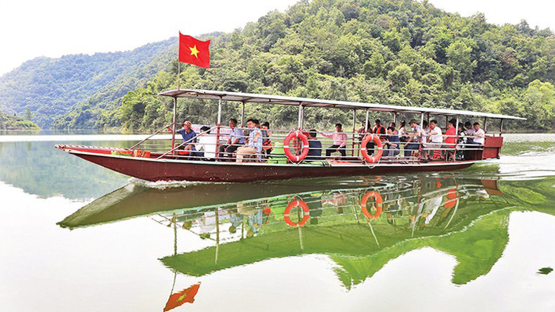 Туристы катаются по озеру на лодке. Туристы катаются по озеру на лодке.