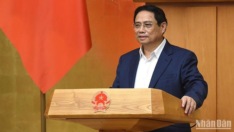 Премьер-министр Фам Минь Тьинь выступает на конференции.