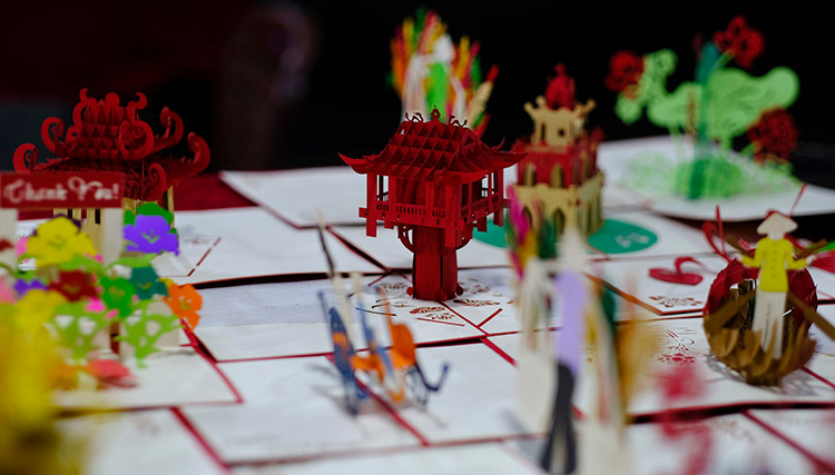 Уникальные сувениры привлекают внимание туристов.