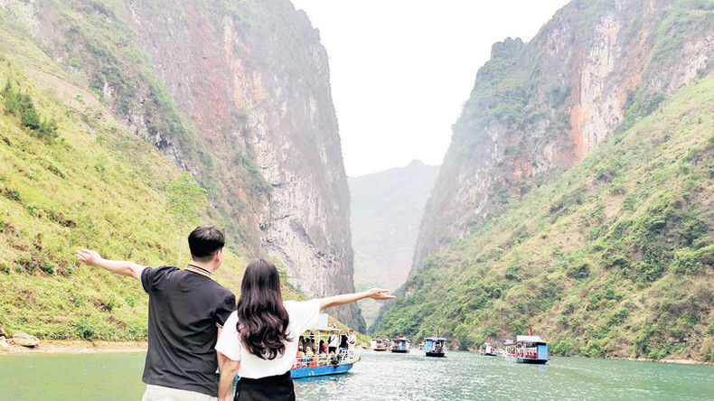 Через 20 минут движения вверх против течения реки лодка останавливается для того, чтобы туристы могли сфотографироваться и полюбоваться величественной красотой пропасти Тушан. Через 20 минут движения вверх против течения реки лодка останавливается для того, чтобы туристы могли сфотографироваться и полюбоваться величественной красотой пропасти Тушан.