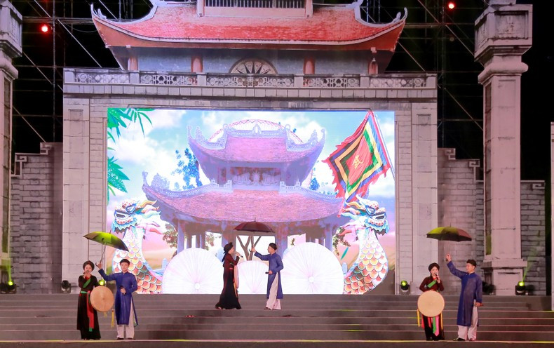 Народное пение «куанхо» Бакниня исполняется женскими и мужскими дуэтами на фестивале. Народное пение «куанхо» Бакниня исполняется женскими и мужскими дуэтами на фестивале.