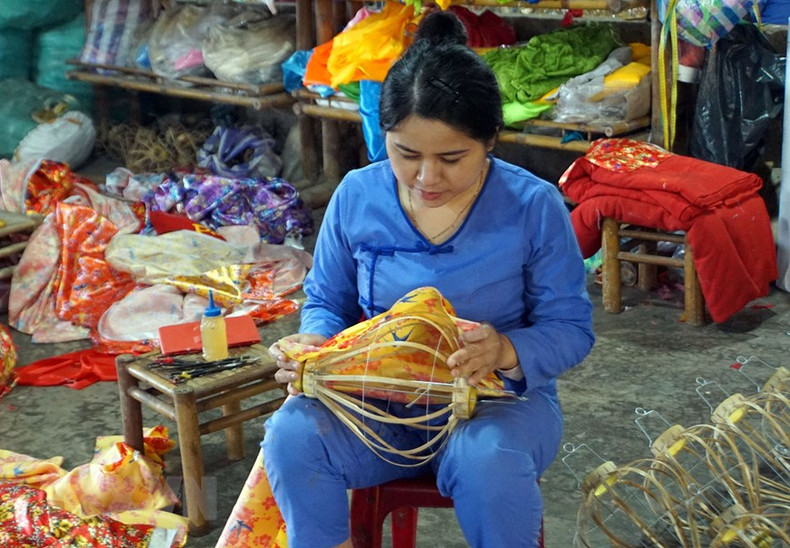 В настоящее время в ремесленной деревне по изготовлению традиционных фонарей в Хойане насчитывается около 40 семей из примерно 160 человек, которые занимаются этим традиционным ремеслом. В настоящее время в ремесленной деревне по изготовлению традиционных фонарей в Хойане насчитывается около 40 семей из примерно 160 человек, которые занимаются этим традиционным ремеслом.