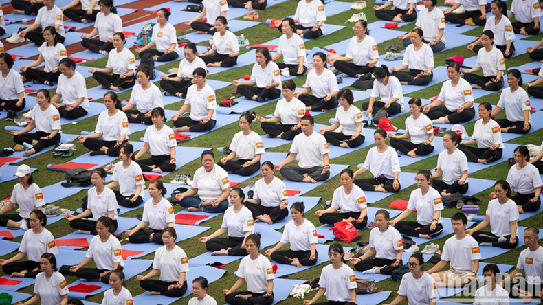 5 тыс. участников – это офисные работники, знаменитости, спортсмены, учителя, студенты и др. 5 тыс. участников – это офисные работники, знаменитости, спортсмены, учителя, студенты и др.