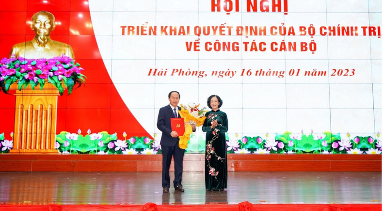 Вручение решения товарищу Ле Тиен Тяу. Вручение решения товарищу Ле Тиен Тяу.