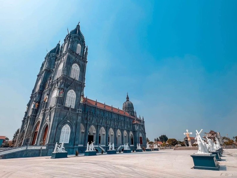 Отремонтированная церковь имела увеличенные масштабы. Отремонтированная церковь имела увеличенные масштабы.