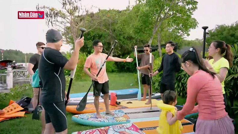 Участников тура сопровождает искренний тренер, обеспечивая для них гладкое путешествие. Участников тура сопровождает искренний тренер, обеспечивая для них гладкое путешествие.