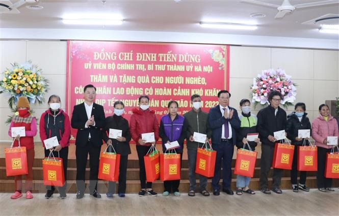 Вручение подарков малоимущим в провинции Ниньбинь. Фото: ВИА Вручение подарков малоимущим в провинции Ниньбинь. Фото: ВИА