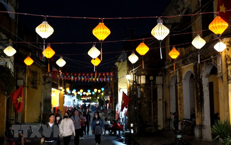 Некоторые фонари, изготовленные ремесленниками в Хойане. Некоторые фонари, изготовленные ремесленниками в Хойане.