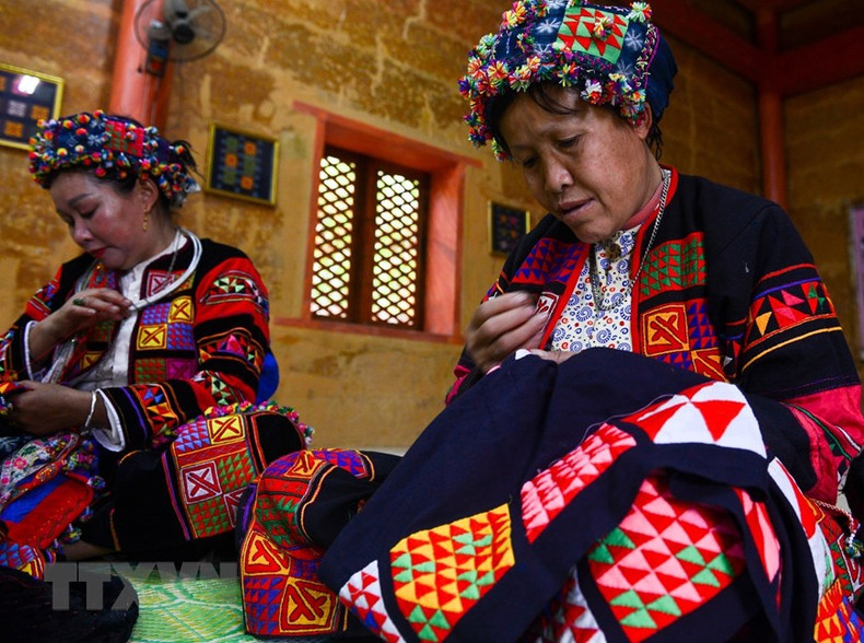 Маленькие кусочки ткани в форме треугольников создают новые узоры. Маленькие кусочки ткани в форме треугольников создают новые узоры.