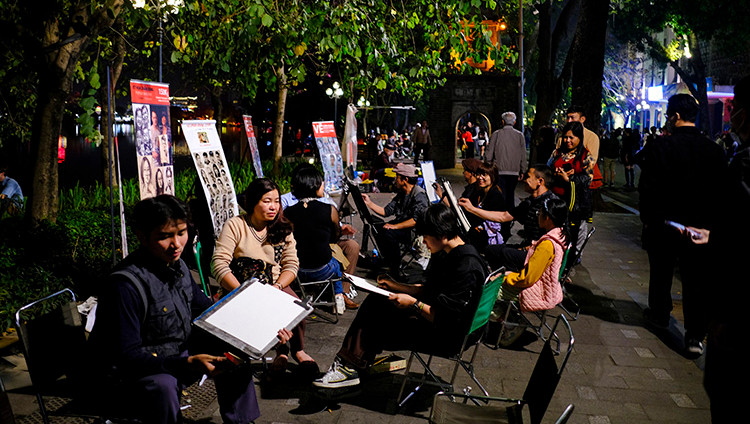 Посетители участвуют в мероприятиях на пешеходной улице Диньтиенхоанг.