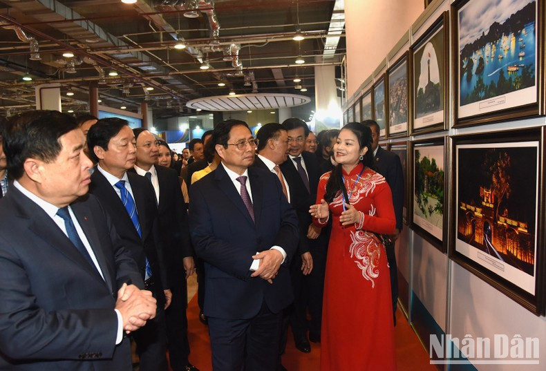 Премьер-министр Фам Минь Тьинь и делегаты посещают фотовыставку. Фото: Чан Хай Премьер-министр Фам Минь Тьинь и делегаты посещают фотовыставку. Фото: Чан Хай