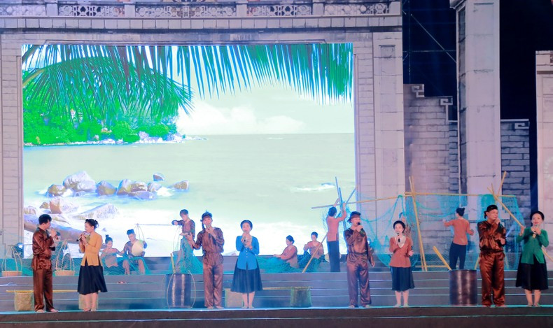 Местные жители наслаждаются народными пениями «ви» и «жам» Нгетинь. Местные жители наслаждаются народными пениями «ви» и «жам» Нгетинь.