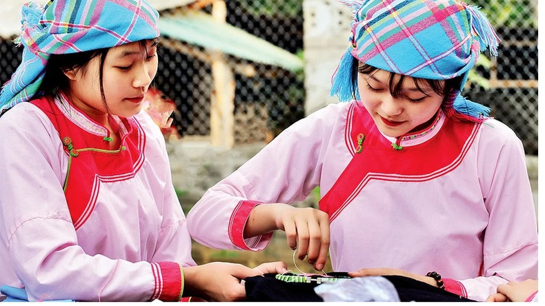 Девушки народности Жай в провинции Лайтяу занимаются шитьем. Девушки народности Жай в провинции Лайтяу занимаются шитьем.