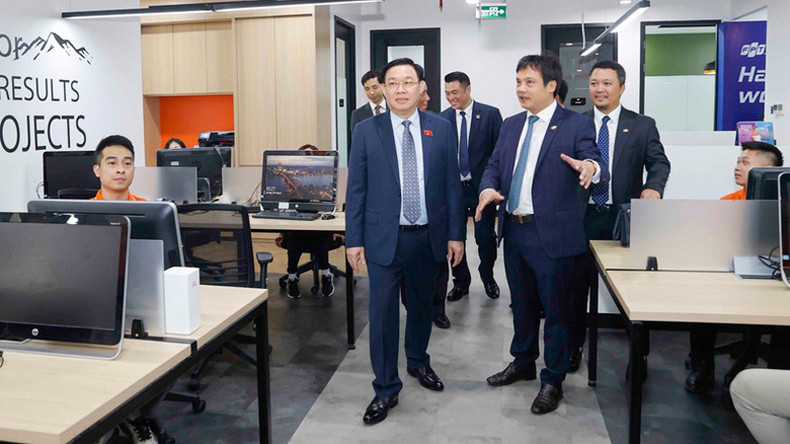 Председатель НС Выонг Динь Хюэ посещает офис FPT в Индонезии. Председатель НС Выонг Динь Хюэ посещает офис FPT в Индонезии.