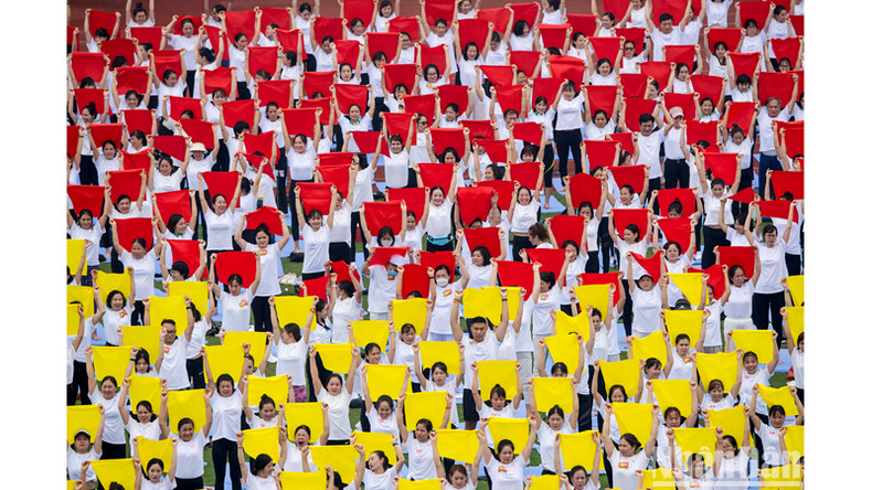 Государственный флаг был сформирован с помощью 5 тыс. красных и желтых квадратных шарфов. Государственный флаг был сформирован с помощью 5 тыс. красных и желтых квадратных шарфов.