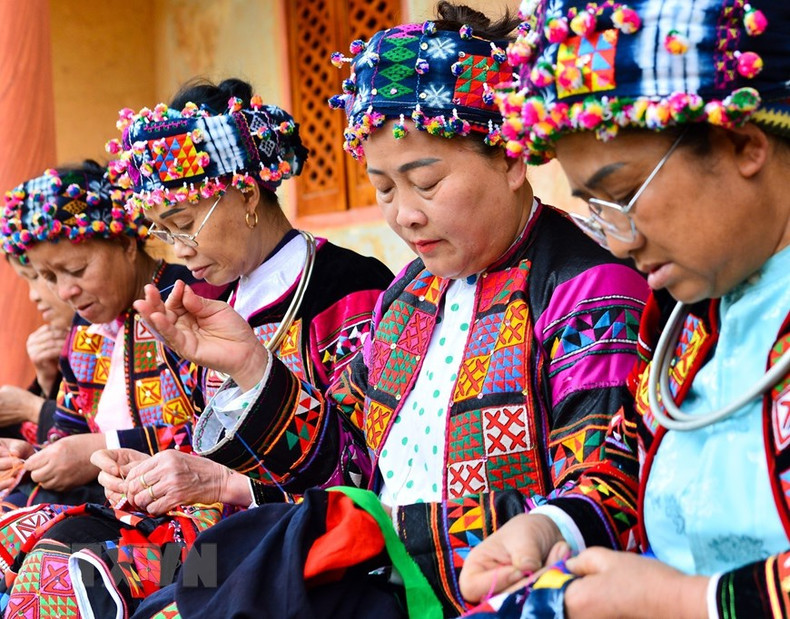 Сохранение парчовой вышивки способствует продвижению местной культурной самобытности. Сохранение парчовой вышивки способствует продвижению местной культурной самобытности.