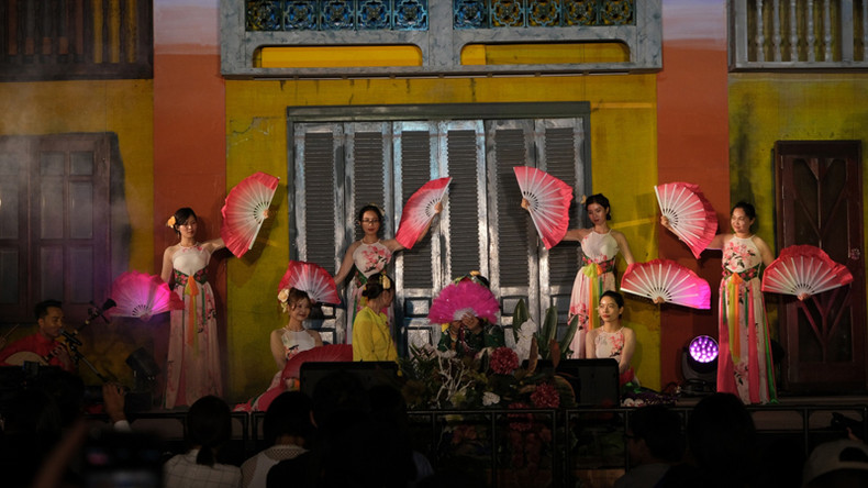 Художественный номер на открытии фестиваля. Фото: VOV Художественный номер на открытии фестиваля. Фото: VOV