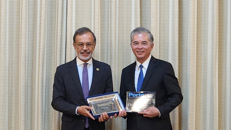 Заместитель председателя Народного комитета г. Хошимина Нго Минь Тяу (справа) и член совета города Порту Рикарду Валенте. Фото: hcmcpv.org.vn Заместитель председателя Народного комитета г. Хошимина Нго Минь Тяу (справа) и член совета города Порту Рикарду Валенте. Фото: hcmcpv.org.vn