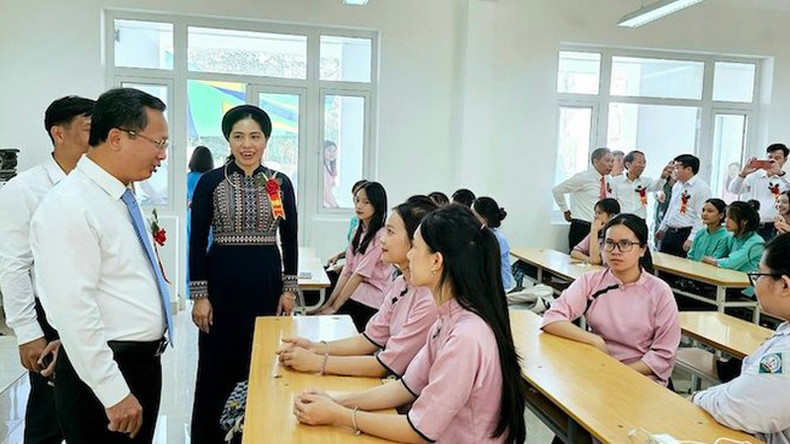 Руководители провинции Куангнинь разговаривают с учениками средней школы Биньлиеу накануне нового учебного года 2023-2024. Руководители провинции Куангнинь разговаривают с учениками средней школы Биньлиеу накануне нового учебного года 2023-2024.