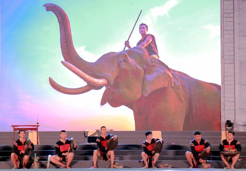 Культурное пространство гонгов центрального высокогорья исполняется на фестивале объектов нематериального культурного наследия. Культурное пространство гонгов центрального высокогорья исполняется на фестивале объектов нематериального культурного наследия.