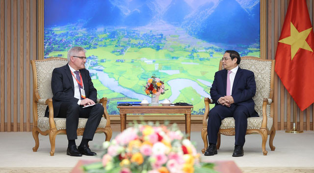 Премьер-министр Фам Минь Тьинь (справа) и руководитель Федерального департамента сельского хозяйства Швейцарии Кристиан Хофер. Фото: VGP Премьер-министр Фам Минь Тьинь (справа) и руководитель Федерального департамента сельского хозяйства Швейцарии Кристиан Хофер. Фото: VGP