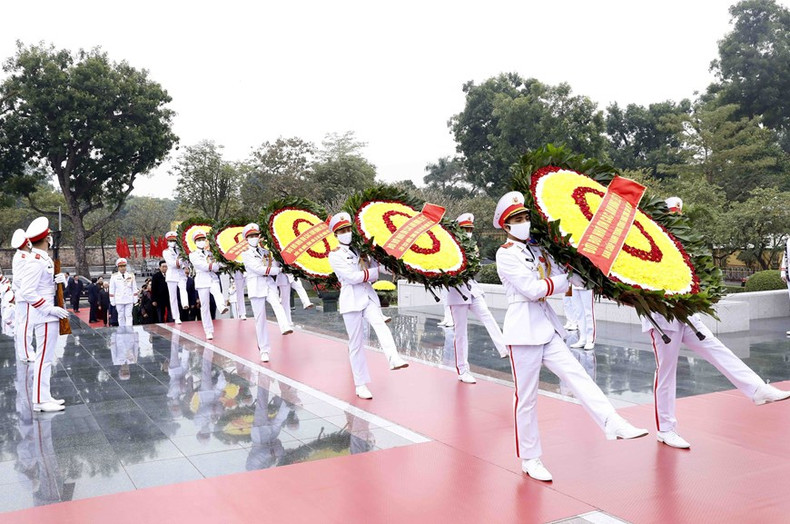 Делегация возлагает венок к Монументу павшим за Родину. Фото: ВИА Делегация возлагает венок к Монументу павшим за Родину. Фото: ВИА