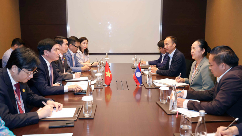 Общий вид встречи вьетнамской делегации и лаосской делегации. Фото: quochoi.vn Общий вид встречи вьетнамской делегации и лаосской делегации. Фото: quochoi.vn