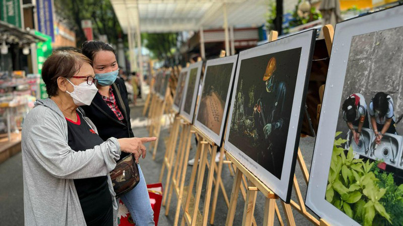 Посетители выставки, устроенной на книжной улице им. Нгуен Ван Биня. Посетители выставки, устроенной на книжной улице им. Нгуен Ван Биня.