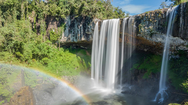За водой находится пещера, в которой обитает множество ласточек. Фото: vnexpress.net За водой находится пещера, в которой обитает множество ласточек. Фото: vnexpress.net