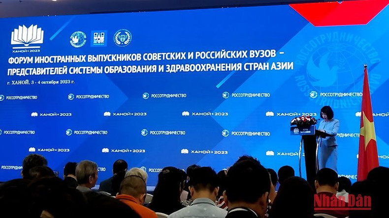 Заместитель Министра здравоохранения Нгуен Тхи Лиен Хыонг выступает с речью. Заместитель Министра здравоохранения Нгуен Тхи Лиен Хыонг выступает с речью.