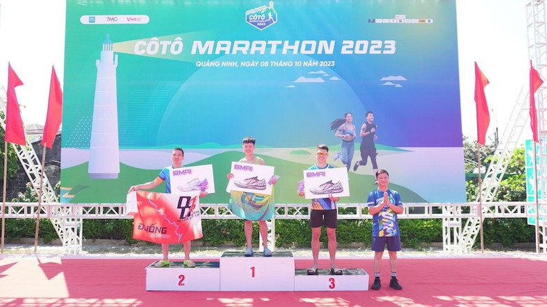 Оргкомитет вручает награды выдающимся спортсменам-мужчинам. Фото: Куанг Тхо Оргкомитет вручает награды выдающимся спортсменам-мужчинам. Фото: Куанг Тхо