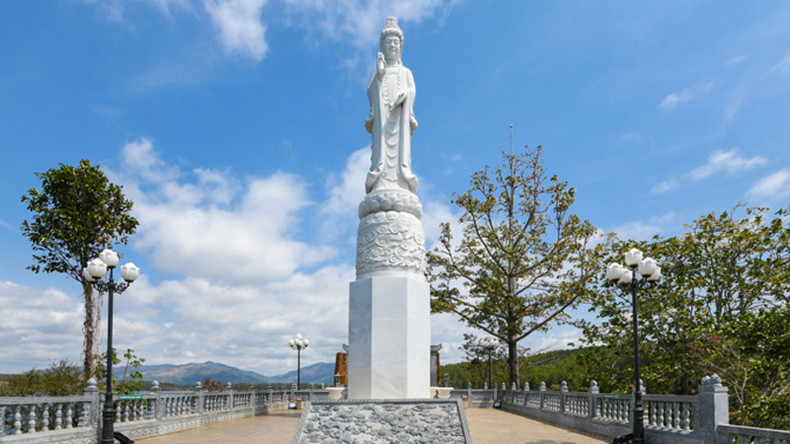Изюминкой Морского озера является статуя Богини Гуаньини высотой 15,3 м. Фото: vnexpress.net Изюминкой Морского озера является статуя Богини Гуаньини высотой 15,3 м. Фото: vnexpress.net