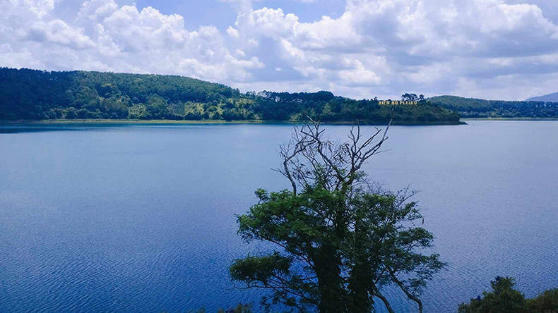 Морское озеро имеет очень большую площадь, более 220 гектаров. Фото: Ким Тоан Морское озеро имеет очень большую площадь, более 220 гектаров. Фото: Ким Тоан