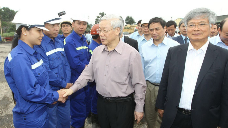 Генеральный секретарь ЦК КПВ Нгуен Фу Чонг посещает угольное акционерное общество Нуйбео в ходе рабочего визита во Вьетнамскую группу угольной и минеральной промышленности в Куангнине, 6 апреля 2013 года. Фото: ВИА Генеральный секретарь ЦК КПВ Нгуен Фу Чонг посещает угольное акционерное общество Нуйбео в ходе рабочего визита во Вьетнамскую группу угольной и минеральной промышленности в Куангнине, 6 апреля 2013 года. Фото: ВИА