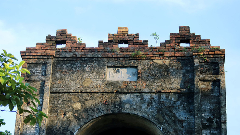 На арке висит белая вывеска, на которой выгравирован Хоаньшонкуан китайскими иероглифами. Фото: vnexpress.net На арке висит белая вывеска, на которой выгравирован Хоаньшонкуан китайскими иероглифами. Фото: vnexpress.net
